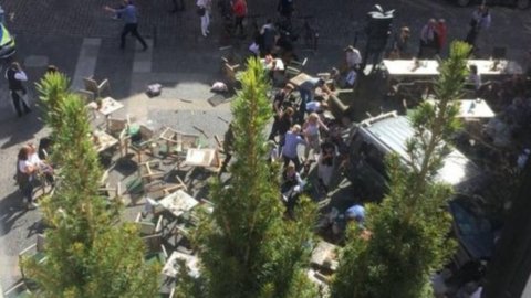Munster, furgone su folla: morti e feriti