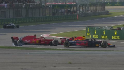 F1, Gp Cina: vince Ricciardo, Verstappen fa fuori Vettel