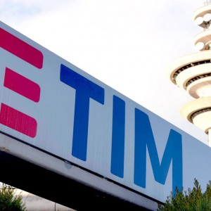 Borsa: Telecom Italia in caduta libera, scambi vorticosi