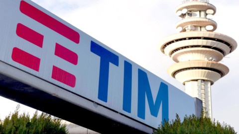 Borsa: Telecom Italia in caduta libera, scambi vorticosi
