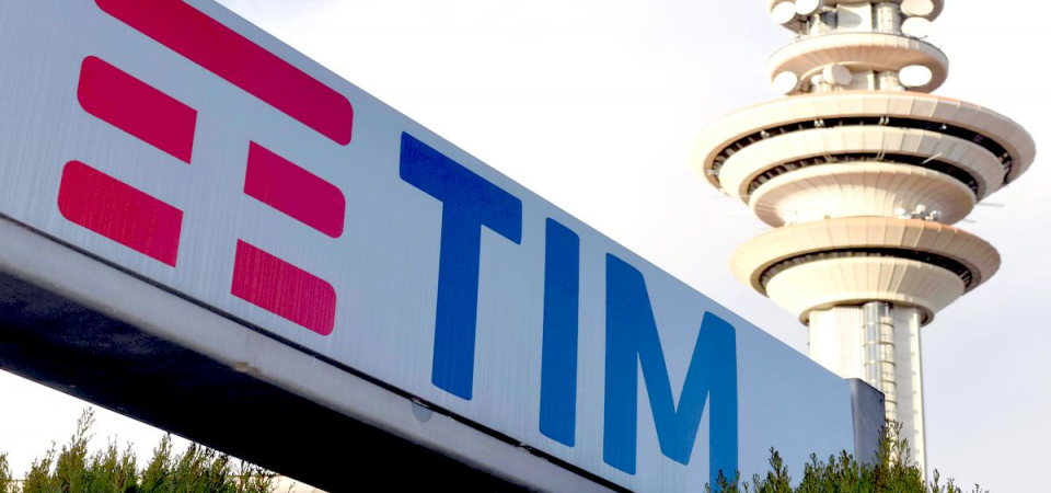 Borsa, exploit di Telecom e banche. Spread torna a 320