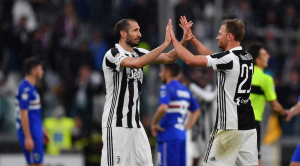 Chiellini e Hoewwdes esultano per la Juventus