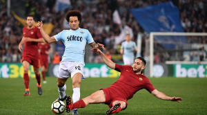 Felipe Anderson e Manolas nel derby Roma - Lazio