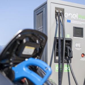 Mașini electrice: de la Bei 115 milioane la Enel pentru coloane