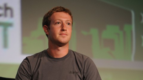 Facebook, pressing su Zuckerberg: “Lasci la presidenza”