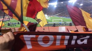 Sciarpa della Roma di un tifoso in Curva Sud allo Stadio Olimpico