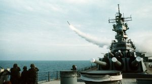 missile tomahawk sparato da una portaerei