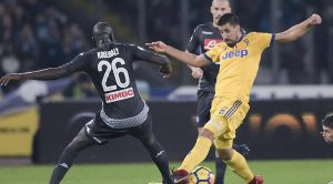 Un contrasto tra Koulibaly e Khedira in Napoli-Juventus