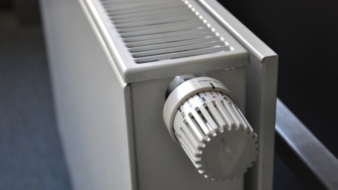 Caro-energia: i termosifoni si accenderanno una settimana dopo e si spegneranno una settimana prima