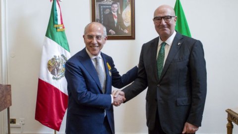 Enel, Starace riceve l’Ordine dell’Aquila Azteca