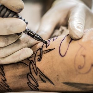 Profissões artesanais: não há crise para tatuadores e jardineiros