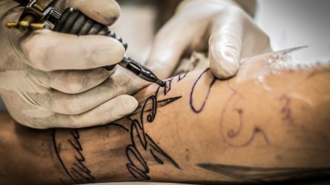 Mestieri artigiani: non c’è crisi per tatuatori e giardinieri