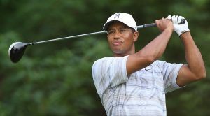 Tiger Woods gioca a golf