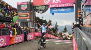 Chris Froome taglia il traguardo dello Zoncolan al Giro d'Italia