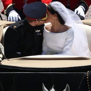哈里和梅根的皇室婚礼，1亿的交易