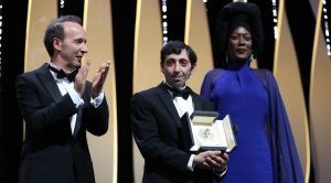 Marcello Fonte riceve da Roberto Benigni il premio a Cannes