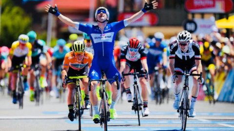 Giro de Italia: Viviani gana al sprint, Dennis de rosa