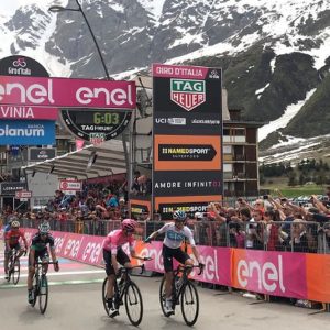 Giro, Froome resiste en Cervinia: triunfa en los Foros Imperiales