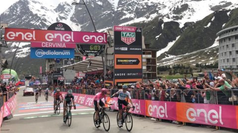 Giro, Froome resists in Cervinia: in triumph at the Imperial Forums