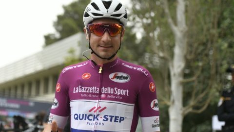 Giro d’Italia: Viviani fa il bis, Dennis sempre in rosa