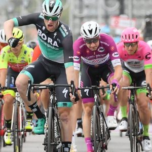 Giro d'Italia: Bennett verbrennt Viviani, der das Trio vermisst