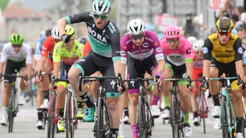 Giro d'Italia: Bennett membakar Viviani yang merindukan ketiganya