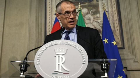 Mattarella incarica Cottarelli: “Fiducia o voto a settembre”