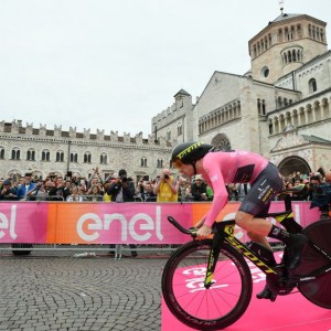 Giro: Dennis triunfa, Yates repele el asalto de Dumoulin