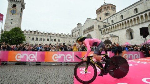 Giro: Dennis triumphs, Yates repels Dumoulin's assault