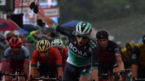 Giro: bis de Bennett em Imola, Yates sempre com a camisa rosa