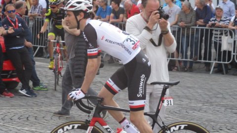 Giro: Dumoulin si riprende la maglia rosa a Gerusalemme