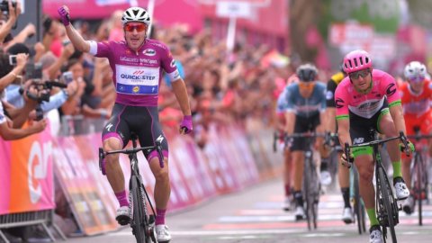 Giro : superbe rappel de Viviani à Eilat