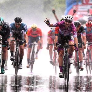 Giro: poker oleh Viviani, Yates selalu berwarna pink