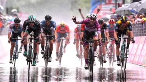 Giro: poker de Viviani, Yates siempre de rosa