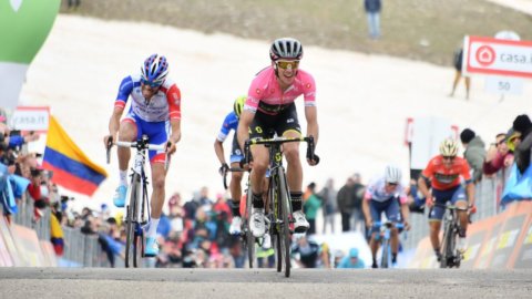 يعاد فتح Giro: Yates يعطي 28 بوصة لـ Dumoulin و Froome