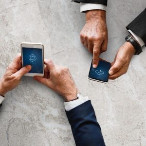 Smartphone, gli operatori accorciano i contratti