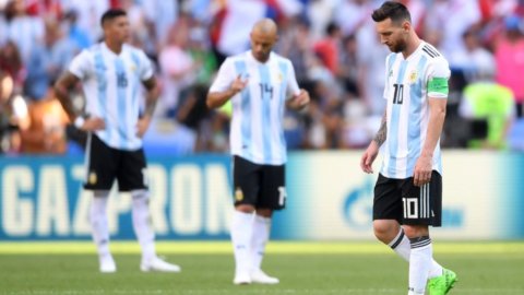 Mondiali: Messi e Ronaldo fuori, ai quarti Francia-Uruguay
