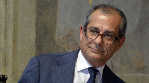 Tria: “Guerra al debito e niente aggravi sulla finanza pubblica”