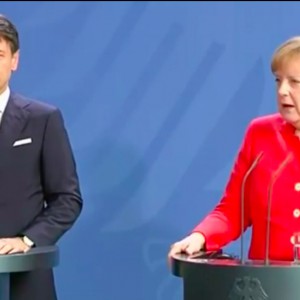 Migranti, Conte a Merkel: “O cambia l’Ue o finisce Schengen”