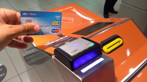 Milano ca Londra: metroul se plătește cu un card contactless