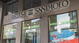 Vetrina filiale Intesa Sanpaolo