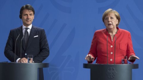 Merkel'den Conte'ye: "AB taslağı rafa kaldırılacak"