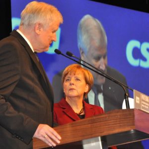 Migranti, la Csu a Merkel: non vogliamo la caduta del governo