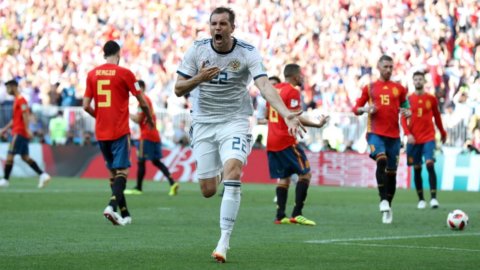 वर्ल्ड कप, स्पेन भी गिरा: रूस क्वार्टर फाइनल में