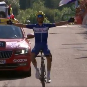 Tour: bis di Alaphilippe tra colli e lacrimogeni