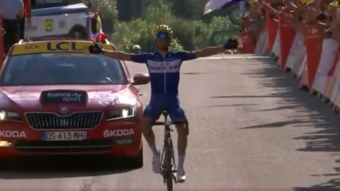 Tour: bis di Alaphilippe tra colli e lacrimogeni