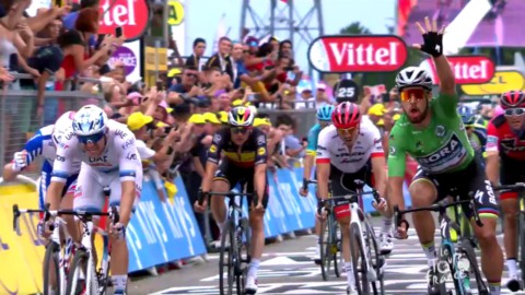 Tour: Sagan centra il tris, polemiche sul caso Nibali