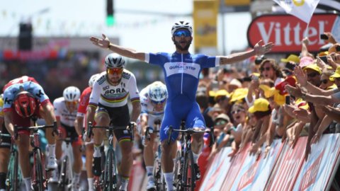 Tour: Gaviria in yellow. Froome falls, Nibali ok