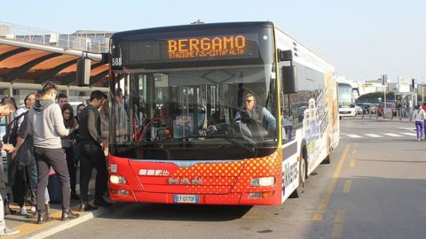 În Bergamo, permisele de transport în comun se plătesc cu telefonul mobil