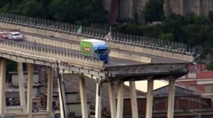 Camion sul ponte Morandi